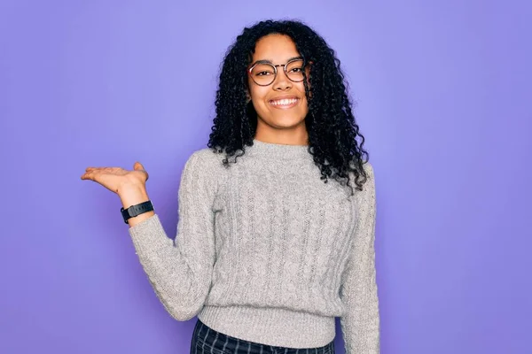 Joven Mujer Afroamericana Vistiendo Suéter Casual Gafas Sobre Fondo Morado — Foto de Stock