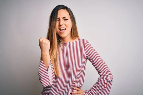 Joven Mujer Rubia Hermosa Con Los Ojos Azules Vistiendo Camiseta — Foto de Stock