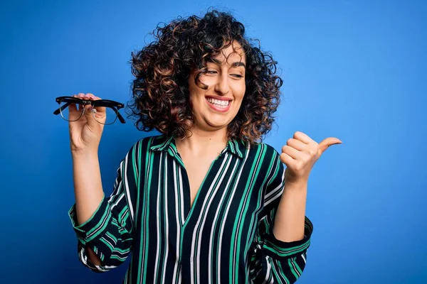 Ung Vacker Optisk Arabiska Kvinna Håller Glasögon Över Isolerad Blå — Stockfoto