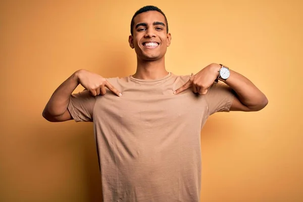 Jovem Homem Afro Americano Bonito Vestindo Camiseta Casual Sobre Fundo — Fotografia de Stock