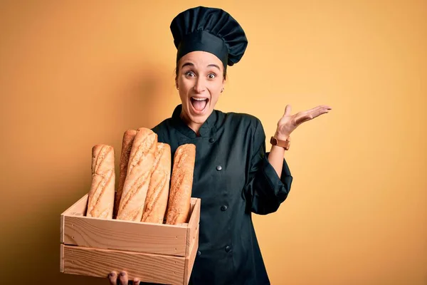 모자를 행복하고 신나는 빵이든 상자를 아름다운 빵집의 웃으며 승리를 축하하는 — 스톡 사진