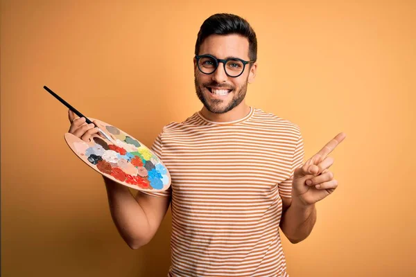 Joven Artista Guapo Con Barba Pintando Usando Bursh Paleta Con —  Fotos de Stock