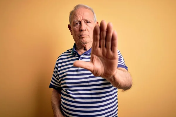 Homme Âgé Aux Cheveux Gris Portant Shirt Rayé Marine Décontracté — Photo