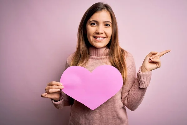 Junge Blonde Frau Hält Romantisches Großes Papier Herzform Über Rosa — Stockfoto