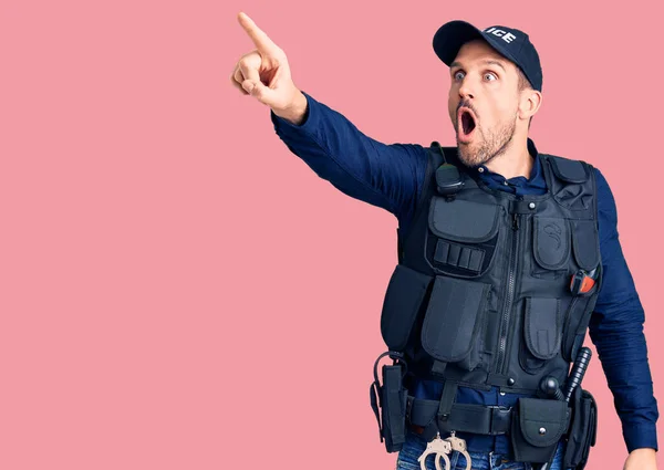 Young Handsome Man Wearing Police Uniform Pointing Finger Surprised Ahead — Stock Photo, Image