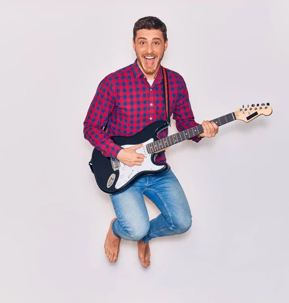 Jovem Artista Hispânico Bonito Tocando Guitarra Elétrica Saltando Com Boca — Fotografia de Stock