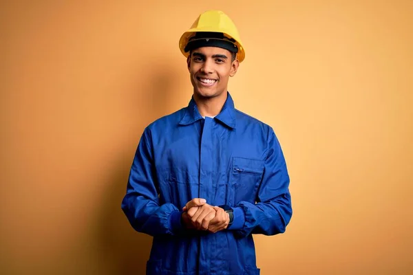 Młody Przystojny Afrykański Robotnik Niebieskim Mundurze Kasku Trzymający Razem Ręce — Zdjęcie stockowe