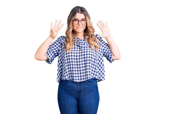 Ung Kaukasiska Kvinna Bär Casual Kläder Visar Och Pekar Upp — Stockfoto