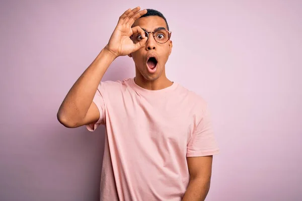 Bonito Homem Afro Americano Vestindo Shirt Casual Óculos Sobre Fundo — Fotografia de Stock