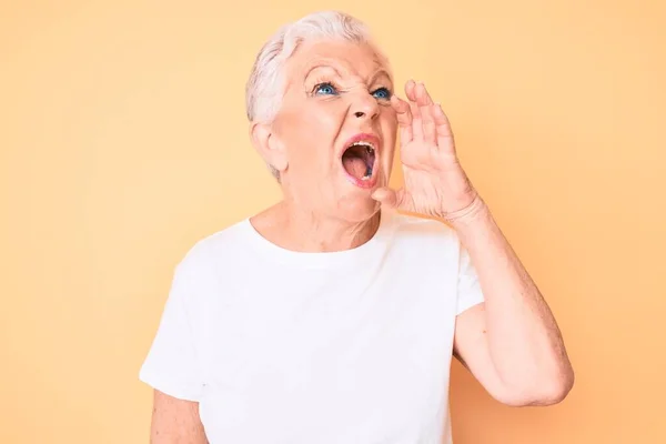 Mulher Bonita Sênior Com Olhos Azuis Cabelos Grisalhos Vestindo Tshirt — Fotografia de Stock