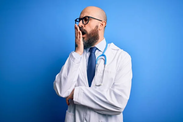Bello Uomo Medico Calvo Con Barba Indossando Occhiali Stetoscopio Sfondo — Foto Stock