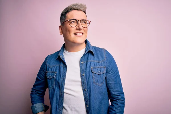 Muda Tampan Modern Pria Mengenakan Kacamata Dan Jaket Denim Atas — Stok Foto