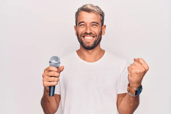 Guapo Cantante Rubio Con Barba Cantando Canción Usando Micrófono Sobre —  Fotos de Stock