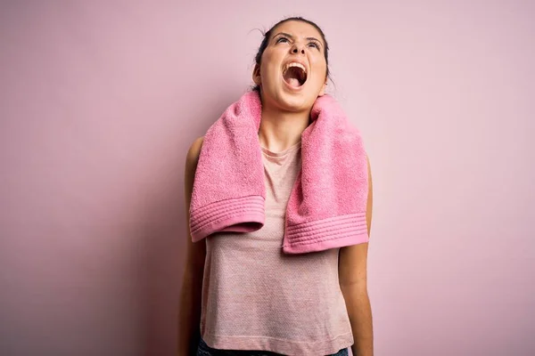 Young Beautiful Brunette Sportswoman Wearing Sportswear Towel Pink Background Angry — Stock Photo, Image
