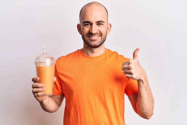 Jonge Knappe Kale Man Drinkt Glas Gezond Sinaasappelsap Glimlachend Gelukkig — Stockfoto