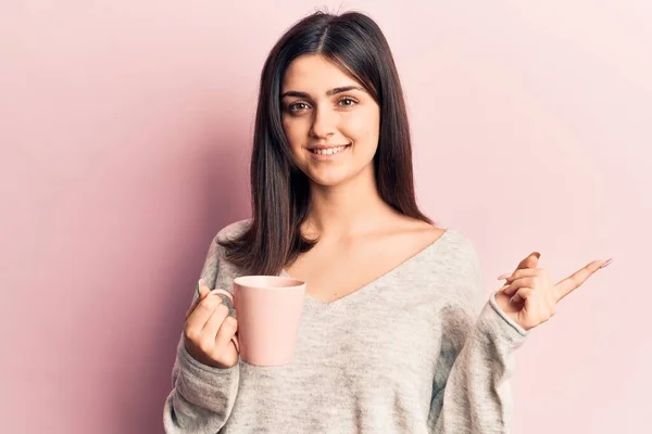 Genç Güzel Bir Kız Kahve Fincanı Içiyor Gülümsüyor Mutlu Bir — Stok fotoğraf