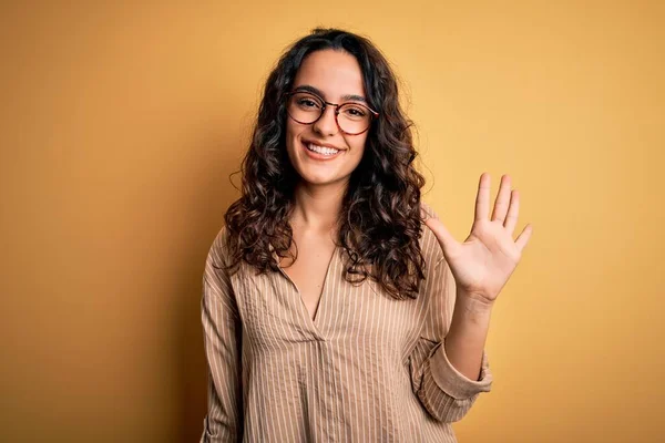 Schöne Frau Mit Lockigem Haar Trägt Gestreiftes Hemd Und Brille — Stockfoto