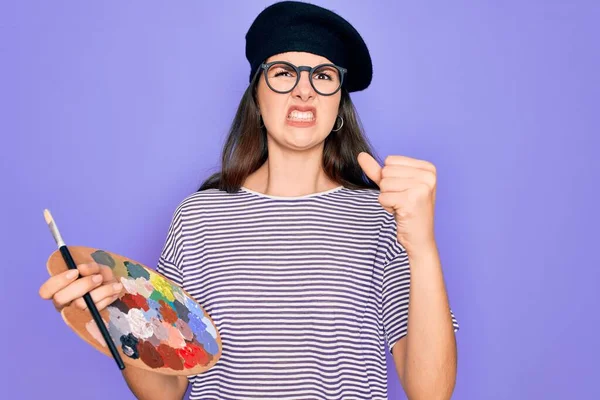 Junge Schöne Künstlerin Mädchen Trägt Mode Baskenmützenmalerei Mit Pinsel Und — Stockfoto
