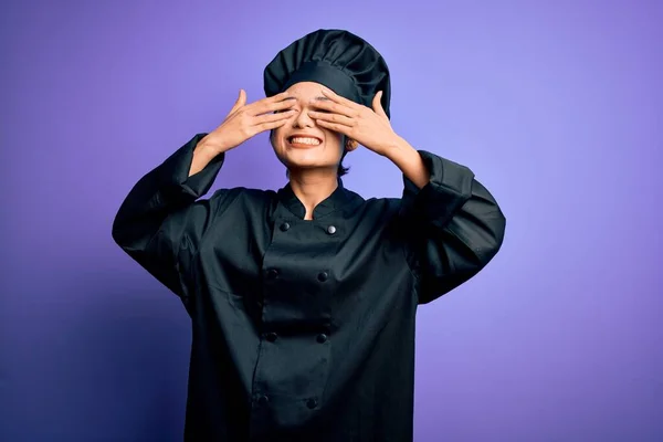 Joven Hermosa Mujer Chef China Con Uniforme Cocina Sombrero Sobre —  Fotos de Stock