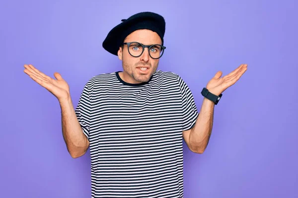 Bonito Homem Com Olhos Azuis Vestindo Shirt Listrada Boina Francesa — Fotografia de Stock