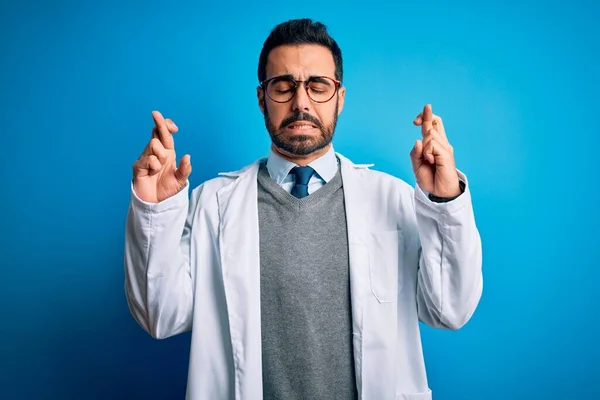 Junger Gutaussehender Arzt Mit Bart Mantel Und Brille Vor Blauem — Stockfoto