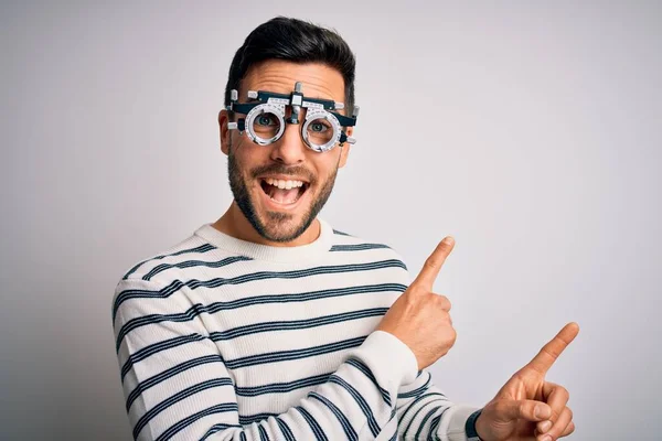 Homem Bonito Jovem Com Barba Usando Óculos Optometria Sobre Fundo — Fotografia de Stock