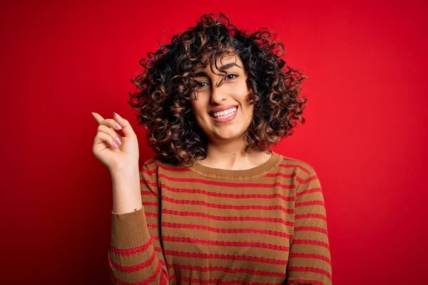 Ung Vacker Lockig Arabiska Kvinna Bär Casual Randig Tröja Står — Stockfoto