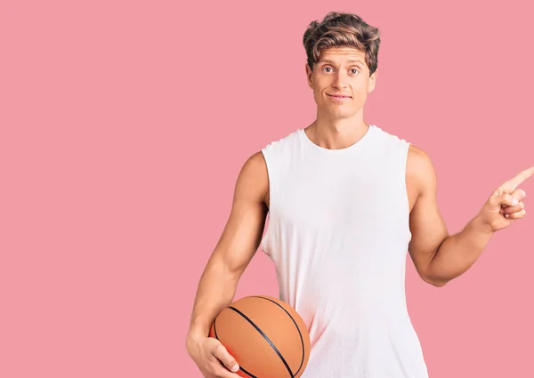 Junger Gutaussehender Mann Mit Basketballkorb Lächelt Glücklich Und Zeigt Mit — Stockfoto
