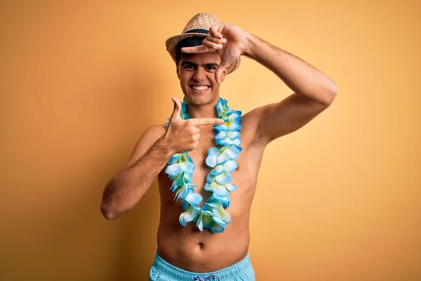 Fiatal Jóképű Turista Férfi Nyaralás Visel Fürdőruha Hawaii Lei Virágok — Stock Fotó