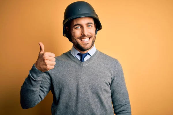 Jonge Knappe Zakenman Met Een Militaire Helm Een Geïsoleerde Gele — Stockfoto