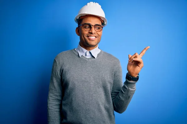 Junger Gut Aussehender Afrikanisch Amerikanischer Ingenieur Mit Dreadlocks Und Schutzhelm — Stockfoto