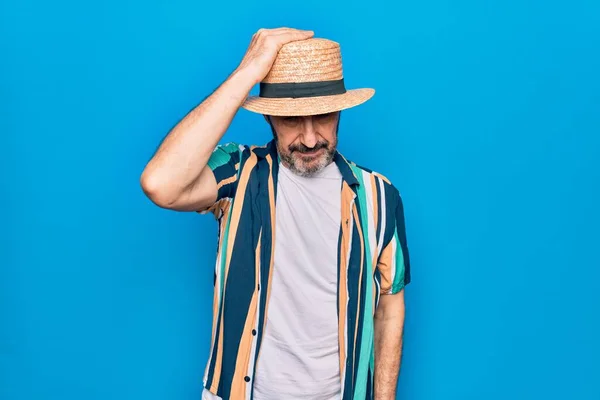 Hombre Turístico Guapo Mediana Edad Vacaciones Con Camisa Sombrero Sobre —  Fotos de Stock