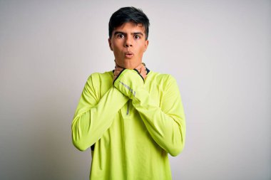Genç yakışıklı sporcu spor giyer izole beyaz arka planda spor giyer bağırır ve boğularak ölür. Çünkü acı verici bir boğulma olur. Sağlık problemi. Boğulma ve intihar konsepti.
