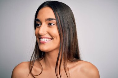 Temiz ve saf ciltli güzel bir kadına yakın durun. Mükemmel ve temiz ciltler doğal makyaj yaparlar. Gülümseyen mutlu taze ve sağlıklı görünüyor.