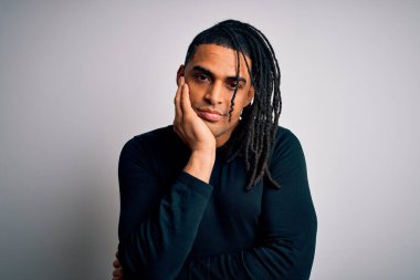 Siyah süveter giyen Afrikalı yakışıklı Amerikalı genç adam kollarını kavuşturup depresyondan sıkılmış ve yorgun görünüyor..