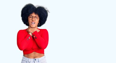 Sıradan kıyafetler ve gözlük takmış genç Afrikalı Amerikalı kız boğularak can çekişiyor çünkü boğularak can yakıyor. Sağlık problemi. Boğulma ve intihar konsepti. 