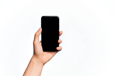 Beyaz arka plan üzerinde ekranı gösteren akıllı telefonu tutan beyaz bir adamın eli.