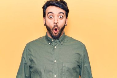 Gündelik giysiler giyen genç İspanyol adam şaşırmak için ağzı açık kalmış, korkmuş ve hayrete düşmüş, inançsız yüz. 