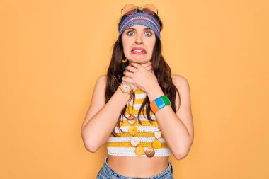 Mavi gözlü, aksesuar takan ve güneş gözlüğü takan genç, güzel bir hippi kadın boğularak can çekişiyor. Sağlık problemi. Boğulma ve intihar konsepti.