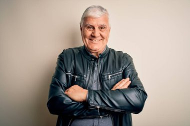 Üst düzey yakışıklı beyaz gömlekli ve ceketli adam izole edilmiş beyaz arka planda kollarını kavuşturup kameraya bakarken gülümsüyor. Pozitif kişi.