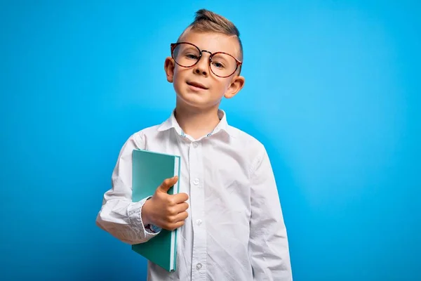 Νεαρό Μικρό Καυκάσιο Παιδί Φοιτητής Φορώντας Έξυπνα Γυαλιά Και Κρατώντας — Φωτογραφία Αρχείου