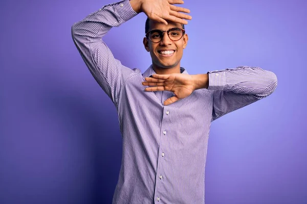 Przystojny Afroamerykanin Pasiastej Koszuli Okularach Fioletowym Tle Uśmiechnięty Radosny Grający — Zdjęcie stockowe
