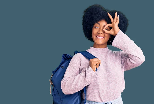 Ung Afrikansk Amerikansk Flicka Håller Student Ryggsäck Ler Glad Gör — Stockfoto