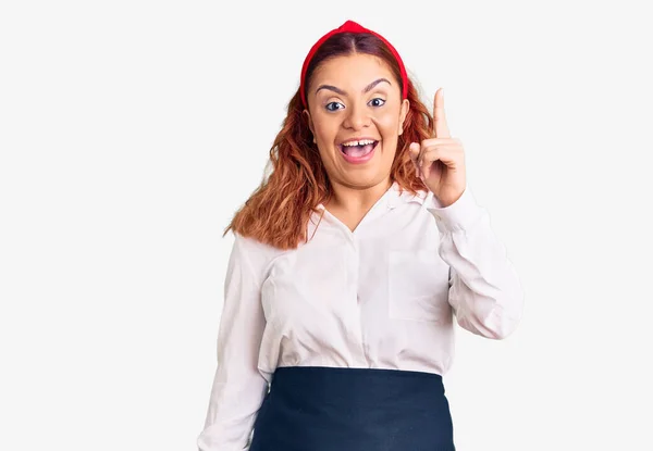 Молода Латиноамериканка Носить Офіційний Фартух Вказуючи Пальцем Успішну Ідею Вичерпаний — стокове фото