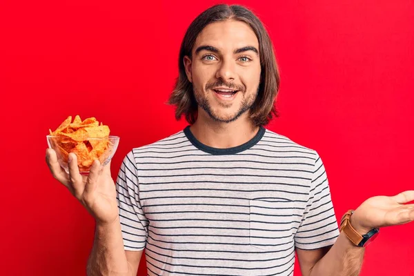 Jeune Homme Beau Tenant Des Chips Pommes Terre Nachos Célébrant — Photo