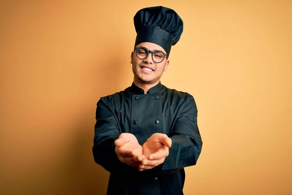 Jeune Chef Brésilien Homme Portant Uniforme Cuisinière Chapeau Sur Fond — Photo