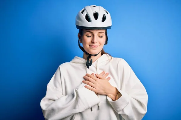 Junge Schöne Rothaarige Radfahrerin Mit Fahrradhelm Vor Isoliertem Blauem Hintergrund — Stockfoto