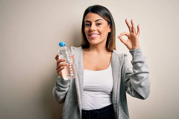 Ung Vacker Brunett Sportig Kvinna Dricka Flaska Vatten Över Isolerad — Stockfoto