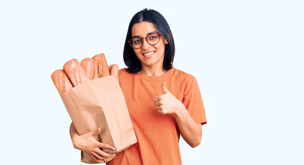 Junge Schöne Lateinische Frau Mit Brille Hält Papiertüte Mit Brot — Stockfoto