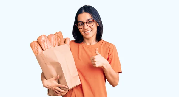 Jovem Bela Mulher Latina Usando Óculos Segurando Saco Papel Com — Fotografia de Stock